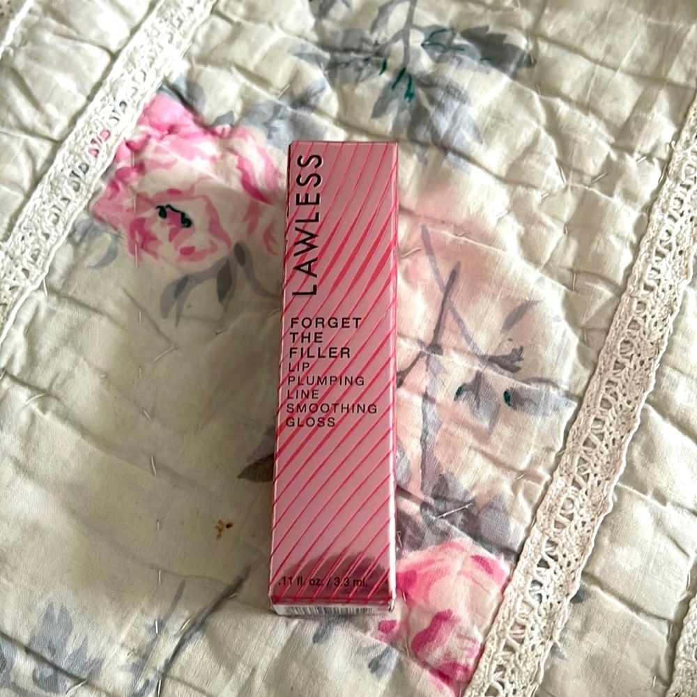 Lawless lip plumping gloss